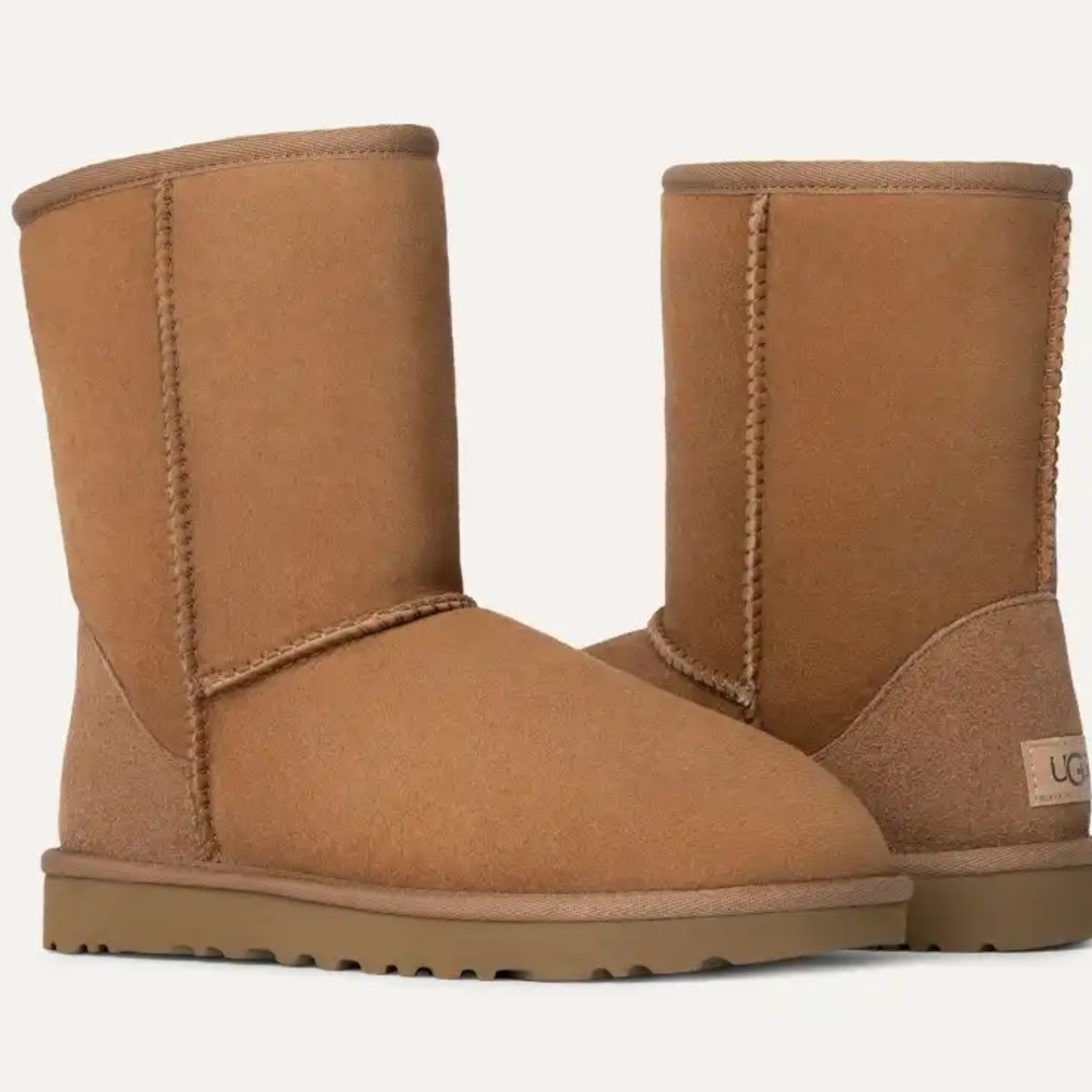 NWOT UGG Classic Short II Size: 7 Color: Chestnut.